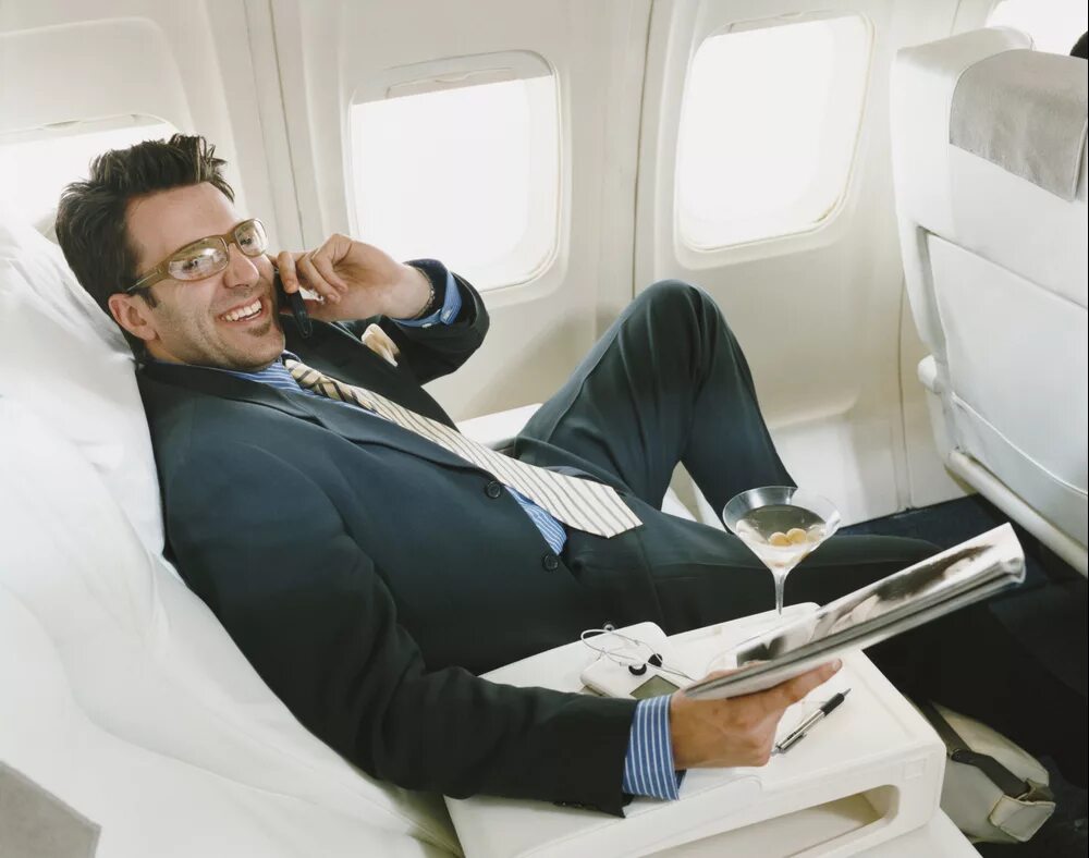 Высокие люди в самолете. Мужчина в самолете. Бизнесмен в самолете. Успешный бизнесмен в самолете. Парень в самолете.