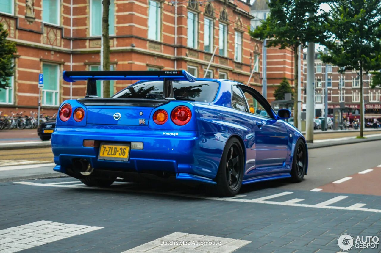 Gtr r34 nismo. Ниссан скайлайн gtr 34 с девушками. 18 р34 помни цифровой. Nissan skyline r34. Nissan skyline r34 сзади.
