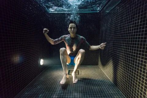 Underwater Portraits of People Diving Into a Freezing 4 ° C Dunking Pool.