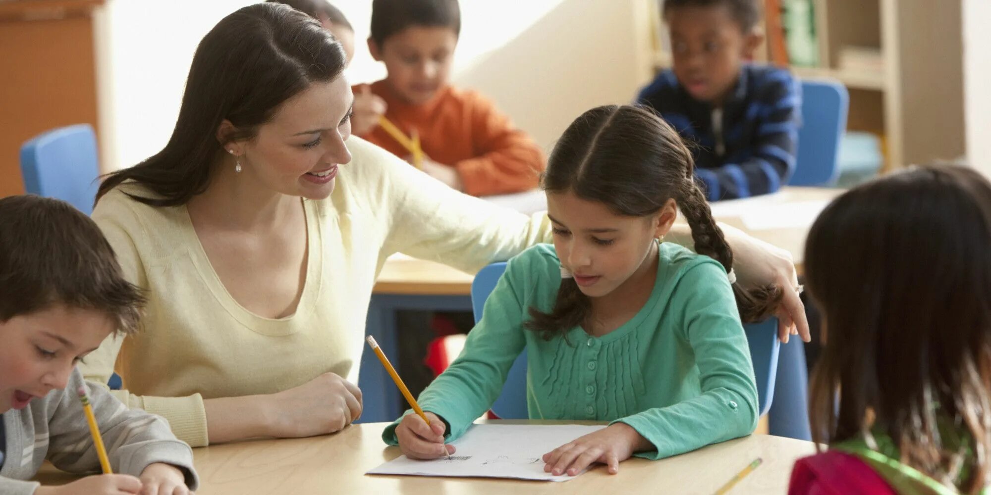 The teacher wants the students. Педагог и ученик. Учитель и ученик. Общение учителя с учениками. Преподаватели школы.