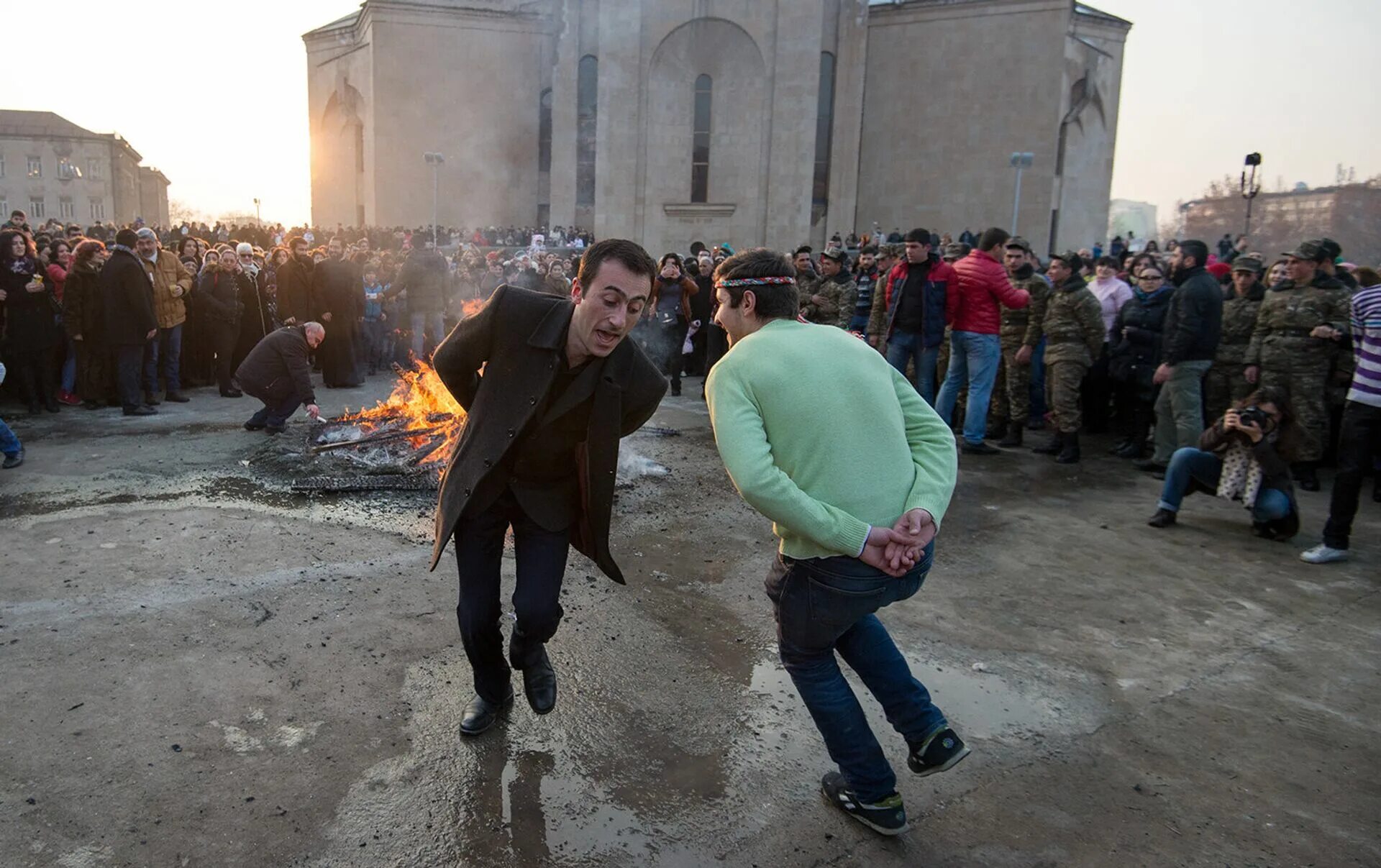 Трендез у армян. Прыжки через костер терендез. Терендез армянский. Тэрэндез армянский праздник. Прыжки через костер терендез.