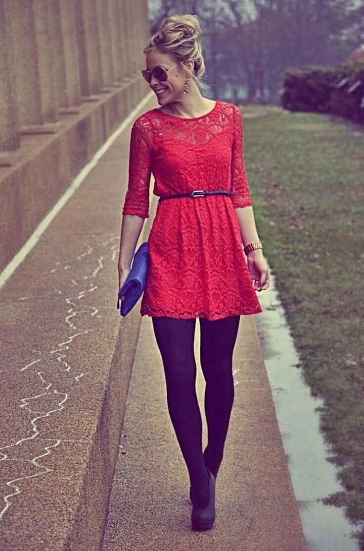 Платье с красными туфлями. Платье с черными колготками. Синее платье и красные туфли. Розовое платье с черными колготками.