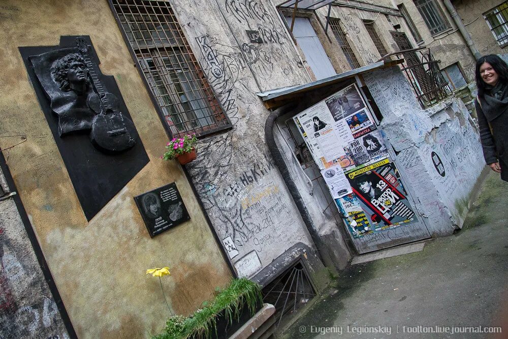 Санкт-петербург виктор цой граффити. Памятное место виктору цою в санкт-петербурге. Переулок виктора цоя спб. Санкт-петербург виктор цой граффити. Виктор цой граффити в питере.