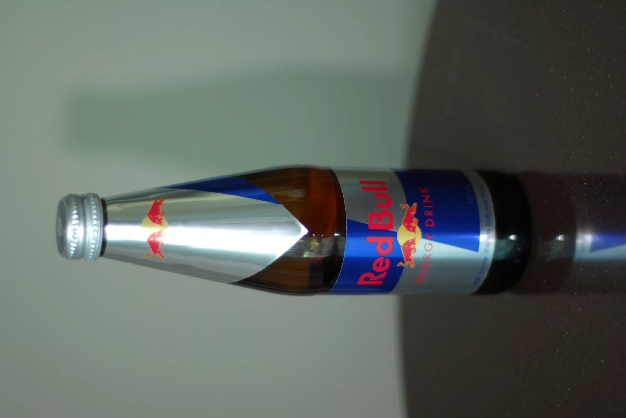 Red bull в бутылке. Ред булл в алюминиевой бутылке. Red bull в бутылке. Red bull в бутылке. Ред булл энергетик в бутылке.
