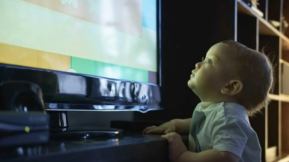 Ребенок без телевизора. Телевизор для детей. Малыш и телевизор. Грудной ребенок и телевизор. Младенцы глядящие в телевизор.