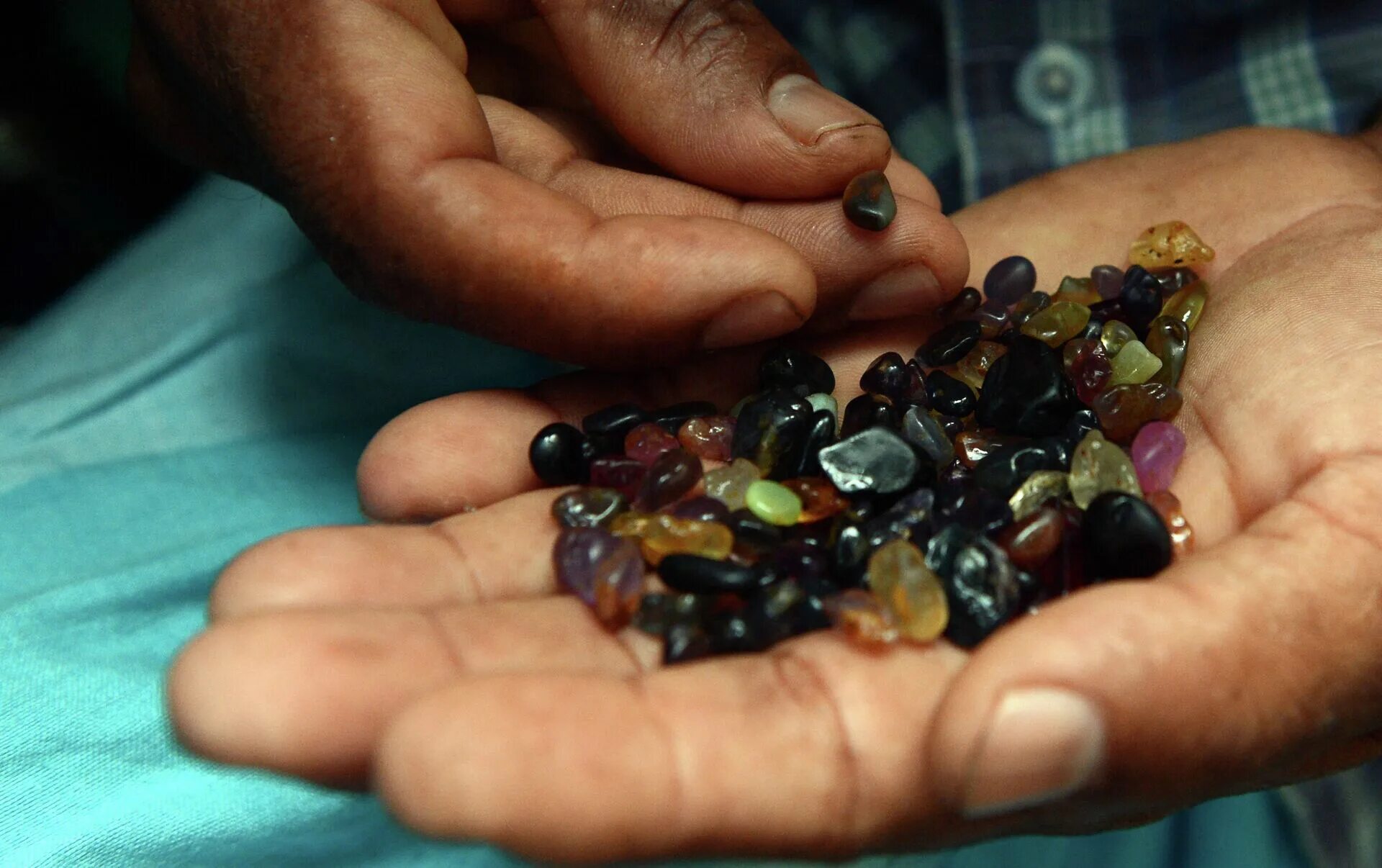 Банки шри ланки. Ратнапура Шри-Ланка драгоценные камни. Ратнапура рынок сапфиров. Драгоценности Шри Ланка. Добыча драгоценных камней.