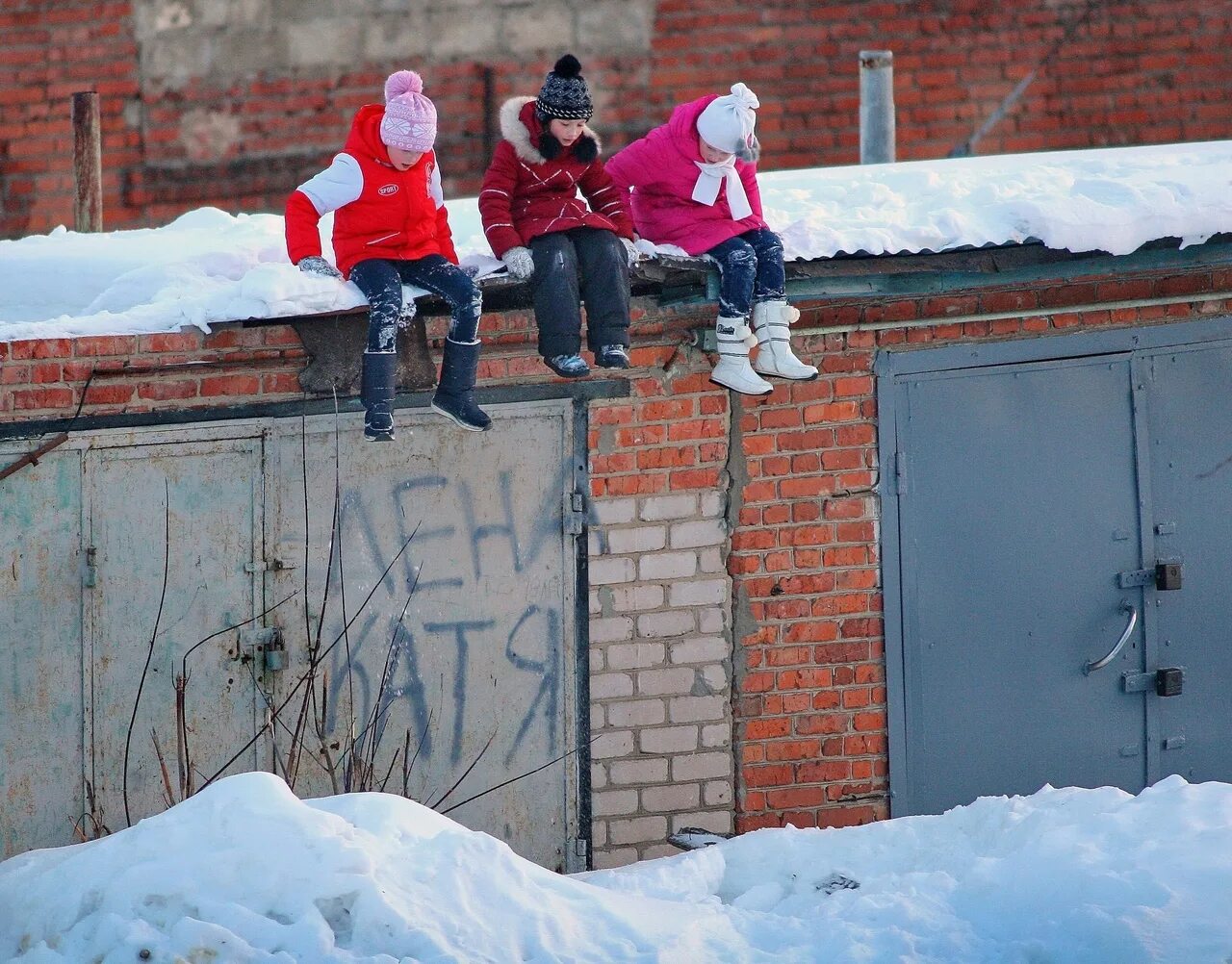 Прыгать по гаражам. Дети бегают по гаражам. Прыгать по крышам.