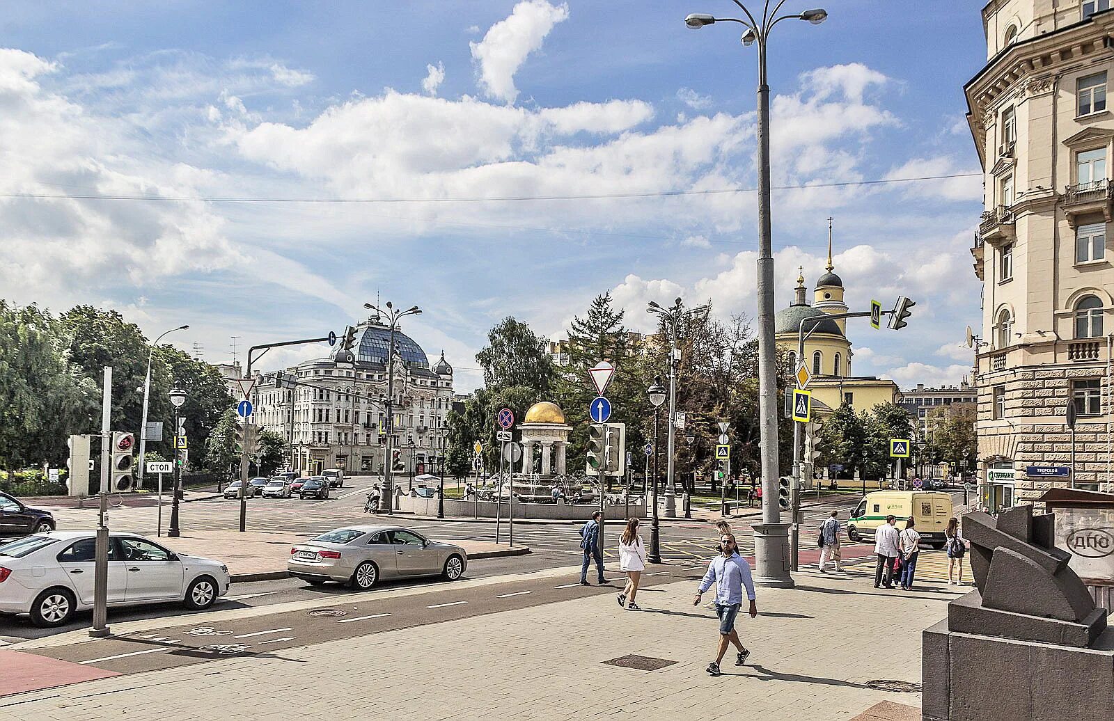 Штрафная площадка в футболе. Площадь у никитских ворот в москве. Ильинская площадь москва. Площадка для флорбола размеры. Ворота индии дели.