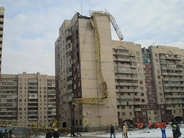 В питере упал дом. Упал кран на камышовой улице. падение башенного крана в санкт-петербурге на жилой дом. упал кран в санкт-петербурге на камышовой. падение башенного крана камышовая улица.