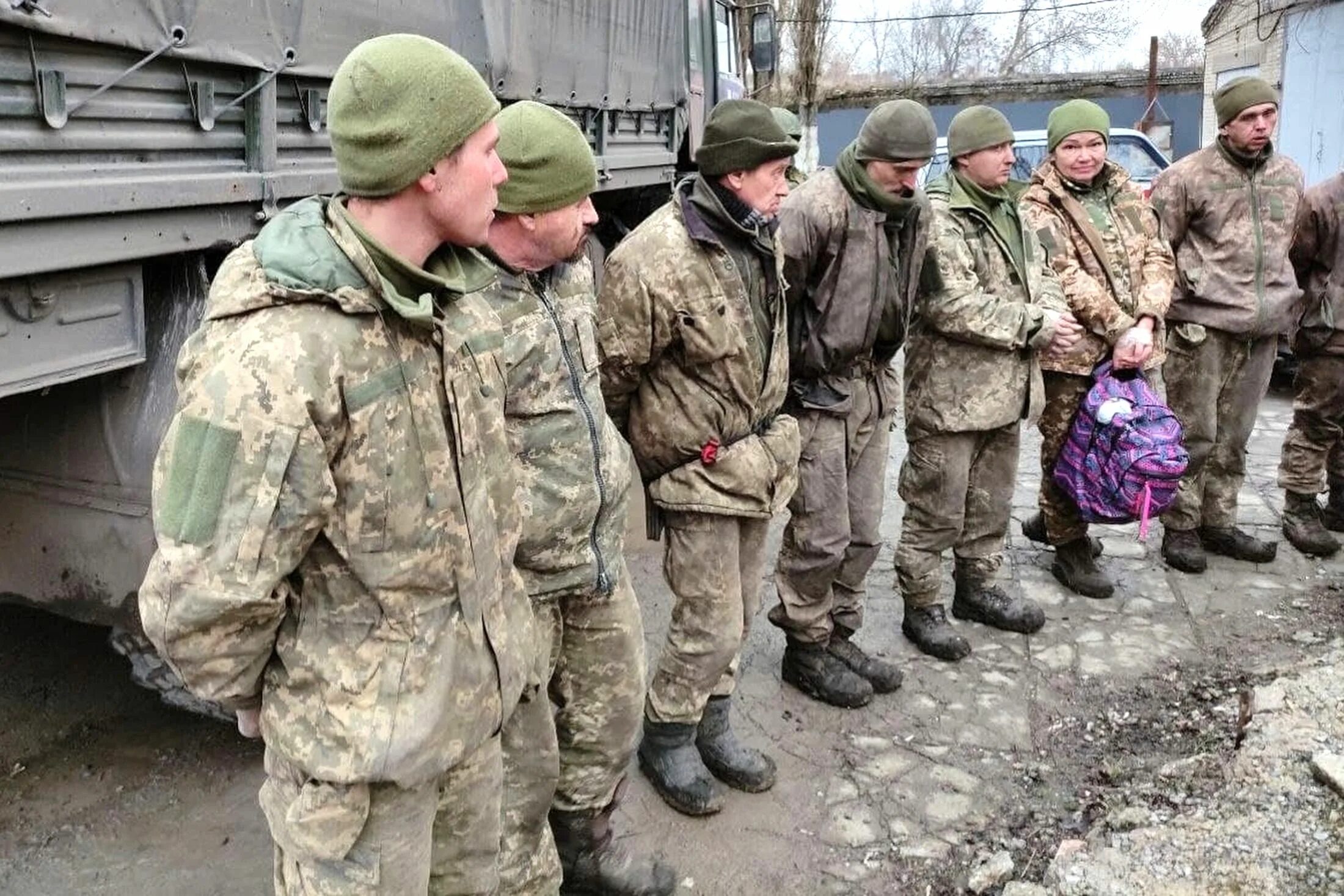 Видео действий вс рф на украине. Пленные украинские военные Мариуполь. Российские военные на Донбассе. Российские военные на Украине.