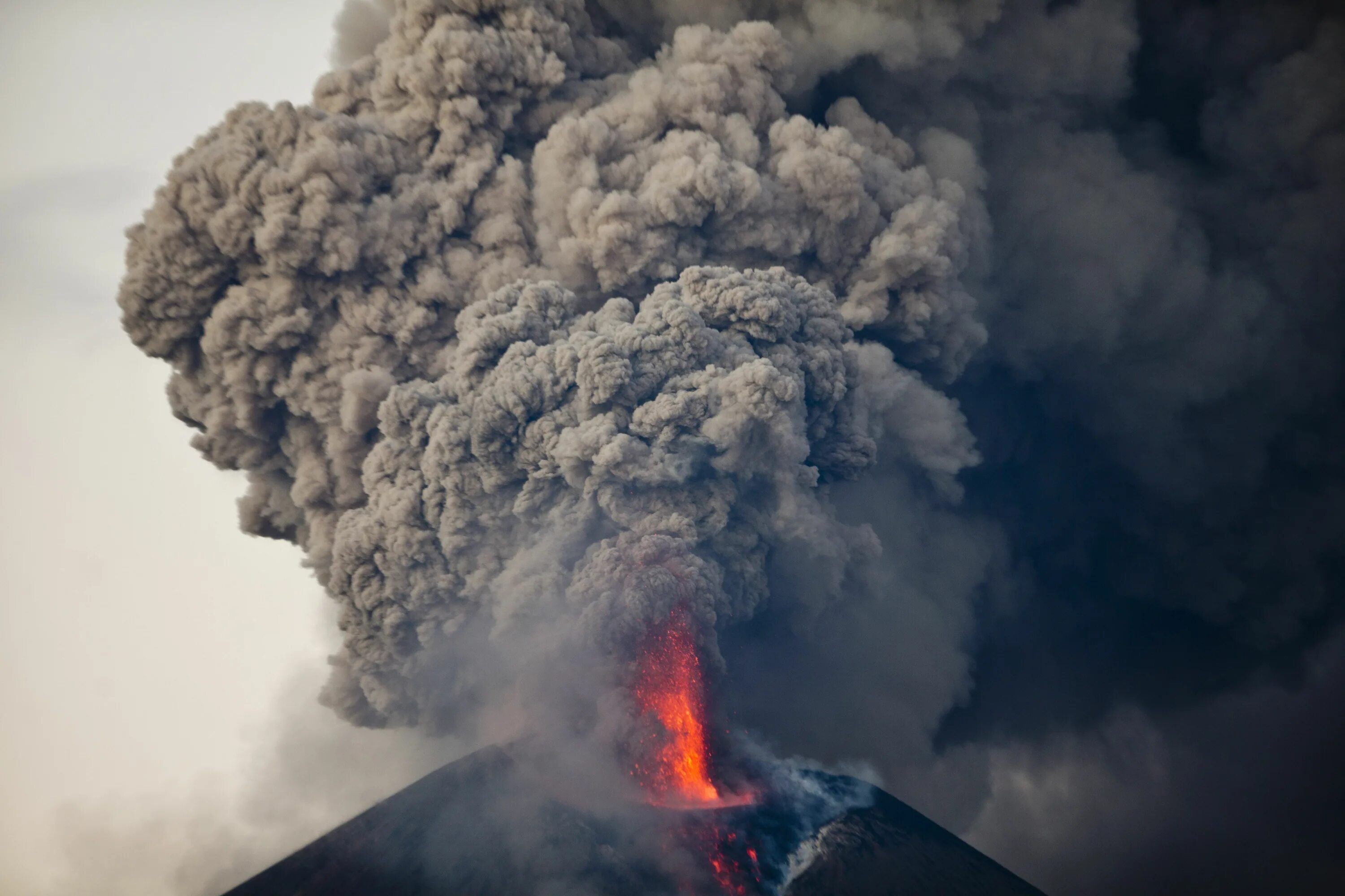 Природный источник воздуха. Вулкан Мерапи извержение. Вулкан Момотомбо извержение. Извержение Мерапи 2020. Извержение вулкана загрязнение атмосферы.
