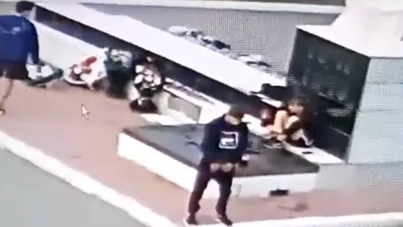 Справил малую нужду. Справляет нужду в общественном месте. дети справляют нужду на улице. китайцы справляют нужду на улице.
