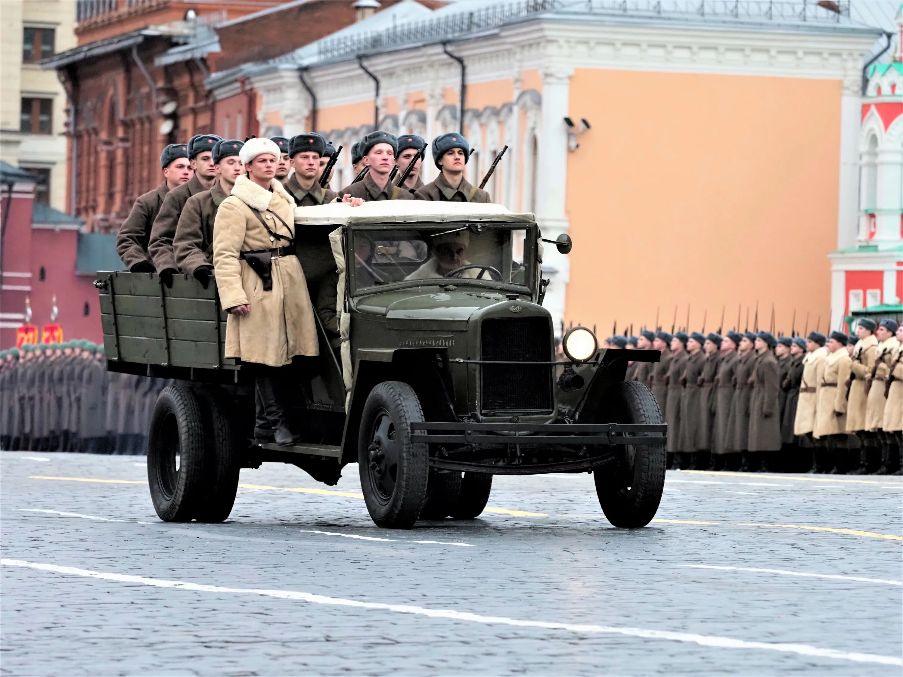 Парад в Москве 1941. 7 Ноября 1941. Парад 7 ноября 1941 года фото. Легендарный парад 7 ноября 1945 года. Военный парадом 7 ноября 1941 г принимал