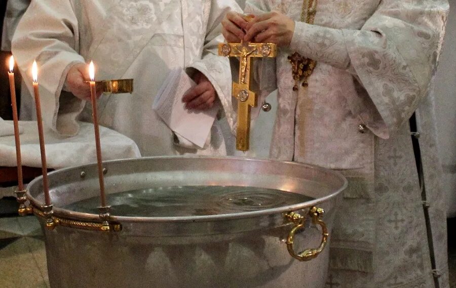 Святая вода можно выливать. Освящение воды на крещение. Освящение воды в церкви на крещение. Купель в храме.