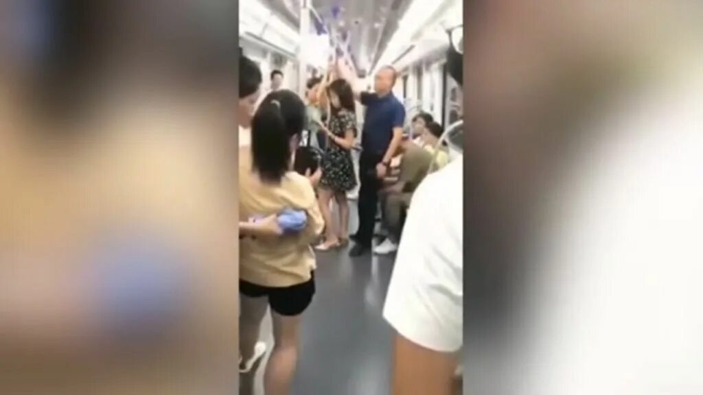 Домогательство в метро. Пристают в метро. Домогательства к девушке в метро. Японцы домогаются в метро.