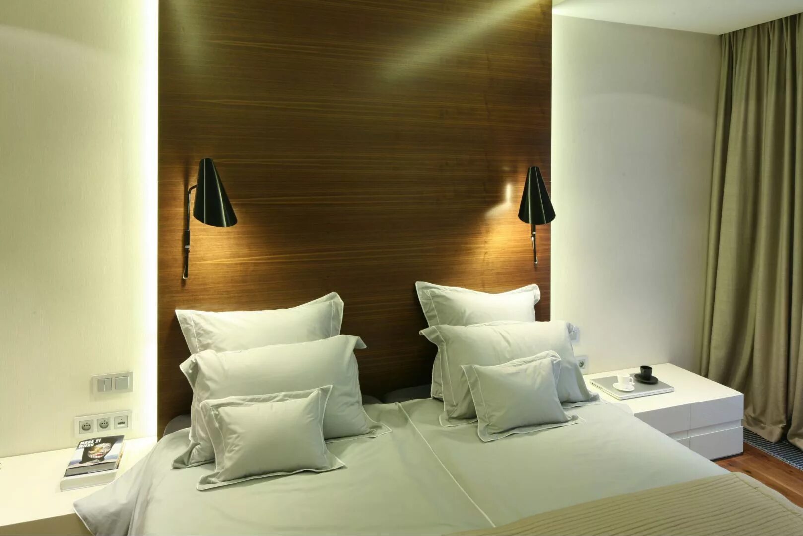 Светильники над кроватью. Бра в спальню. Размещение бра. Настенные светильники в спальню. Розетки над кроватью.