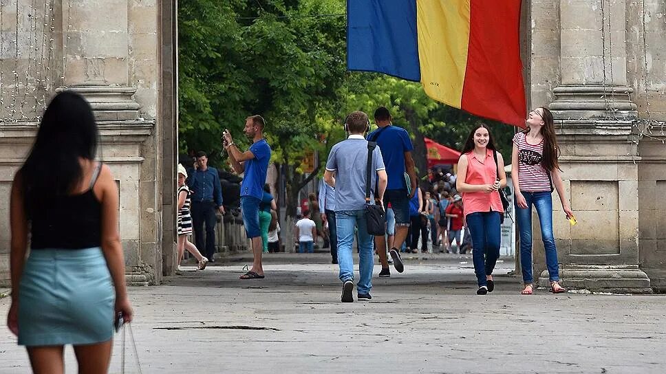 Молдова открывает. Российско-молдавские отношения. Румыния Повседневная жизнь. Девушка с молдавским флагом. Украинско-румынские отношения.