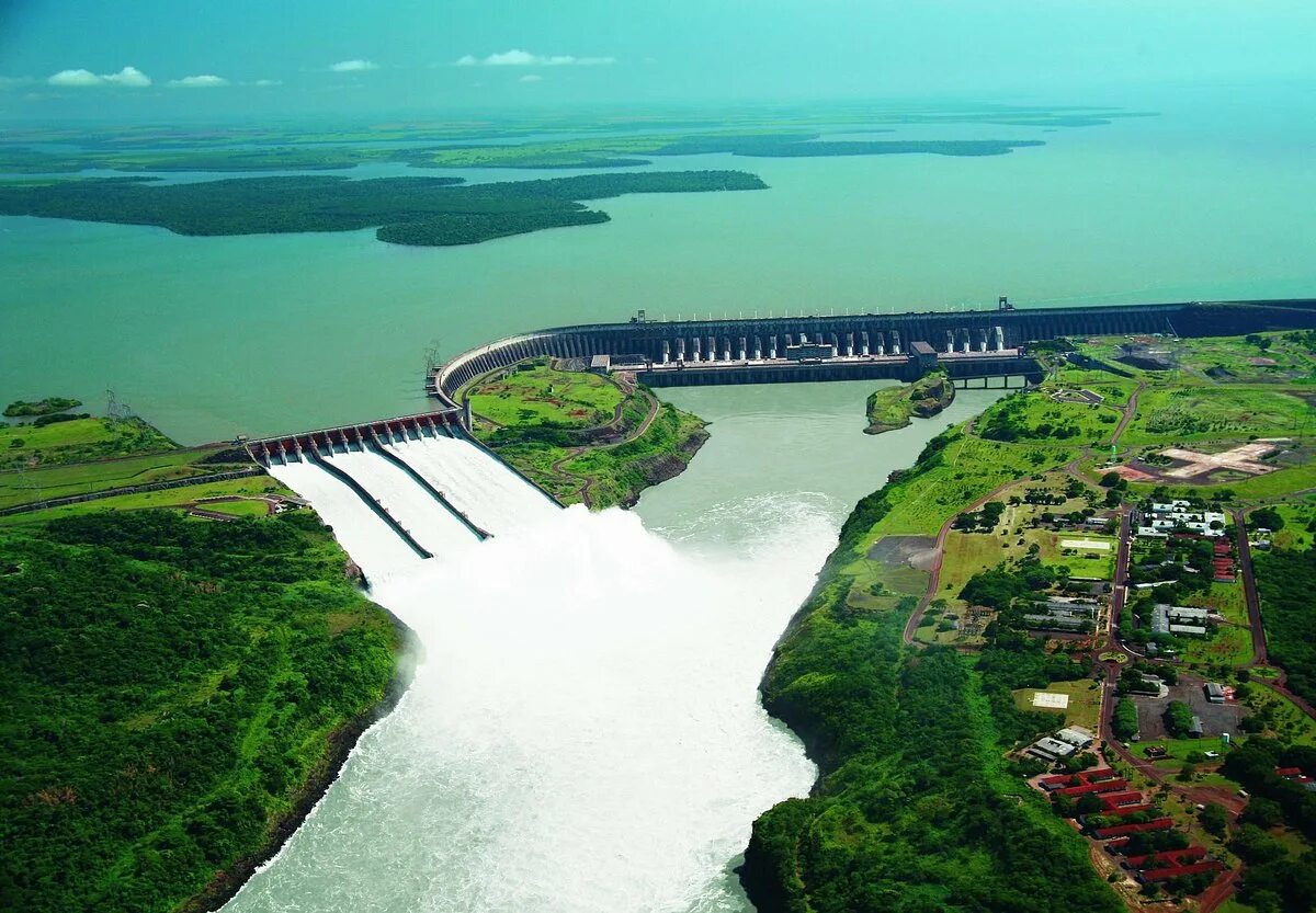 В какой стране крупнейшая гэс. Плотина Итайпу в Парагвай. Итайпу Бразилия ГЭС. Плотина Итайпу в Бразилии. ГЭС «Итайпу», Бразилия и Парагвай.