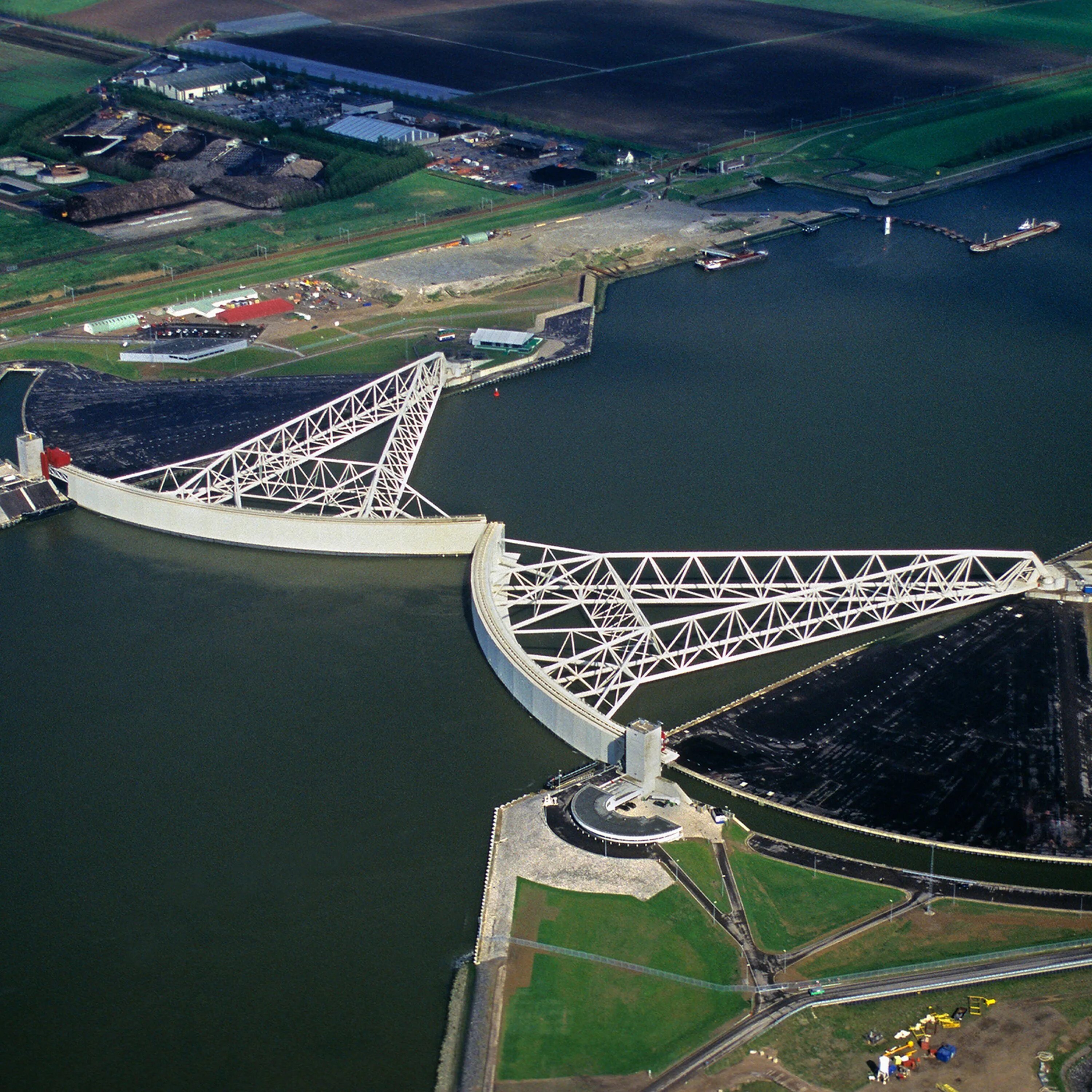Какая длина дамбы. Проект Дельта Нидерланды. Нидерланды дамба афслёйтдейк. Дамба в Роттердаме. Дамба Зёйдерзе Нидерланды.