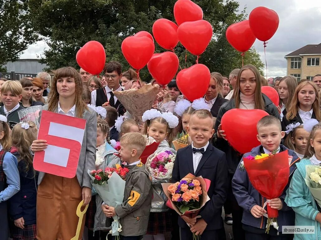 Проведение первого звонка в школе. Первый звонок в школе фото. Смоленская школа. Православная школа Смоленск. 35 школа смоленск мальчик