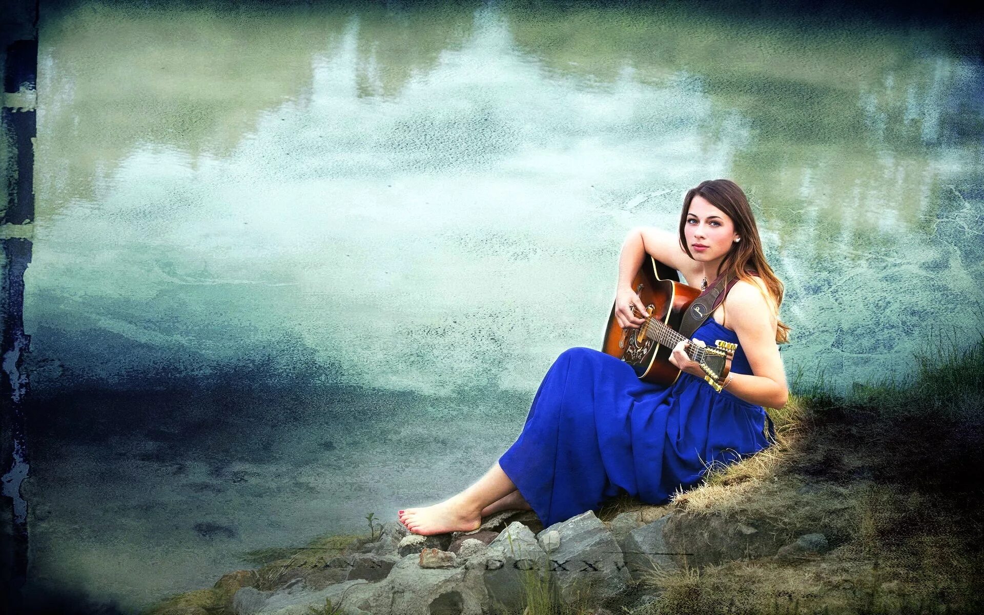 Девушка в синем платье у реки. Босая девушка с гитарой. Девушка в голубом. Фон для девушки. На берегу в синем платье слушать