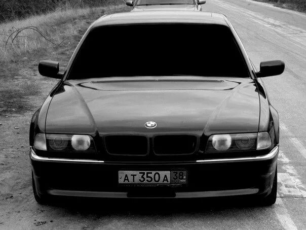 БМВ 7 е38 бумер. БМВ е38 бандитская. BMW e38 бандитская. БМВ 750 е38 бумер. На блатных номерах катит бэха