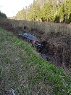 Машина в кювете