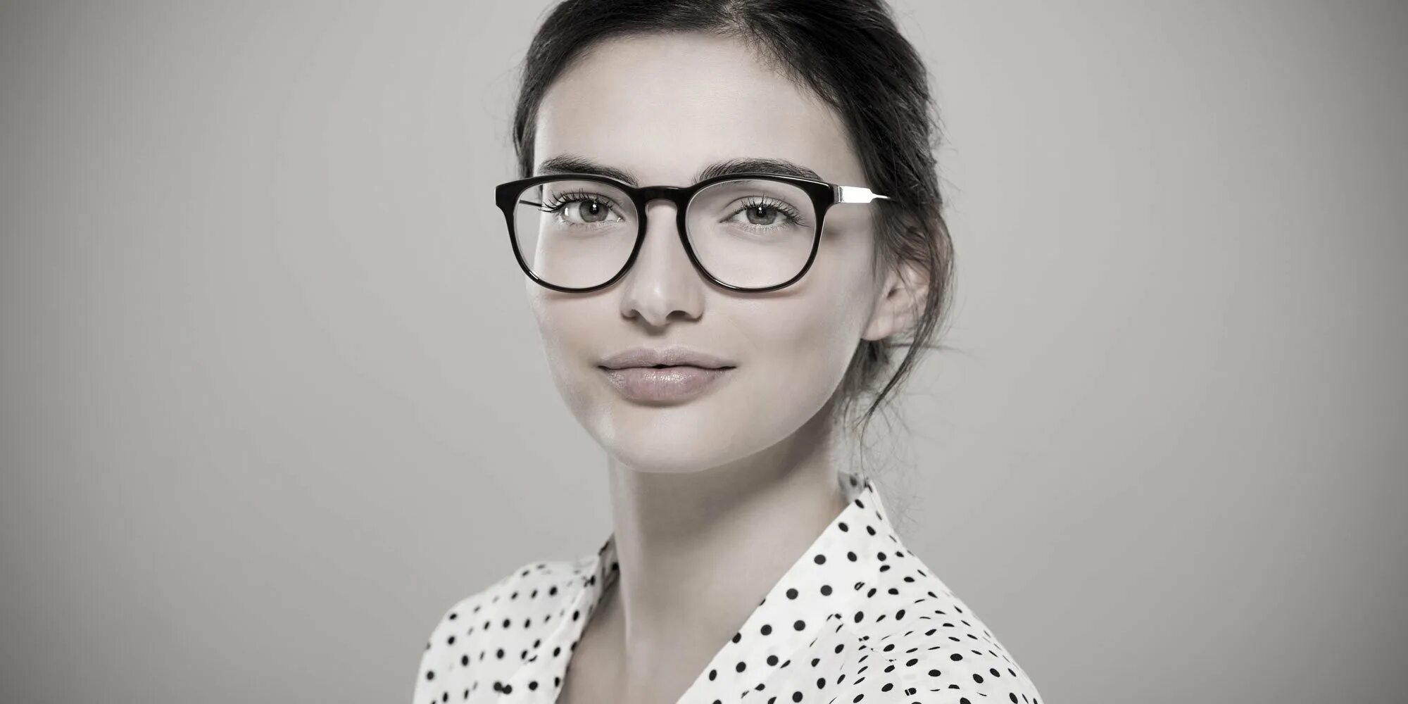 Молодая женщина в очках. Женщины в очках для зрения. Очки модели. Оправа для очков. Улыбающийся человек.