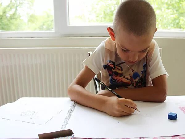 Видео как делают уроки. Ребенок делает уроки. как дети делают уроки. дети делают уроки дома. мальчик на уроке.