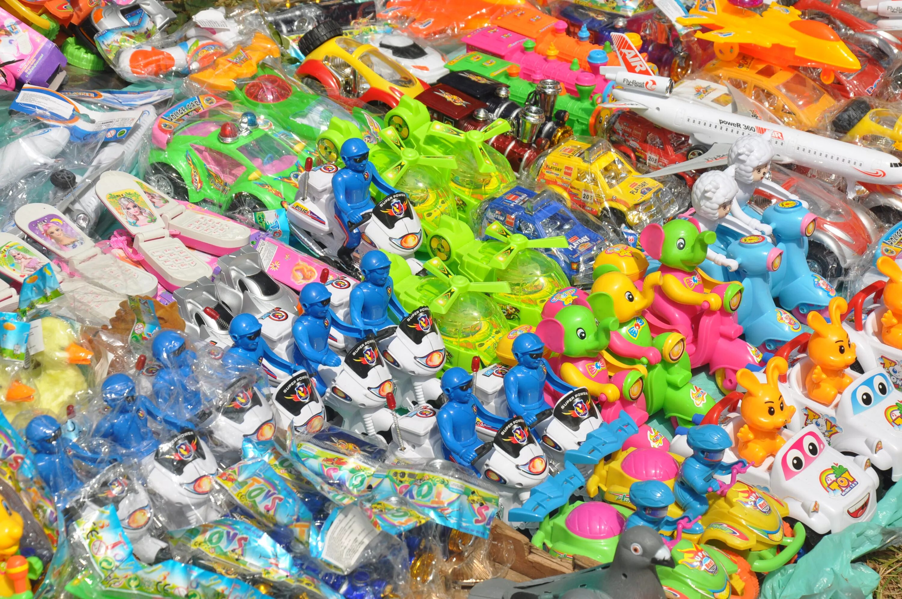 Plastic toys. Вещи для игрушек. Игрушечная биржа. Сломанная пластиковая игрушка. Много игрушек для детей.