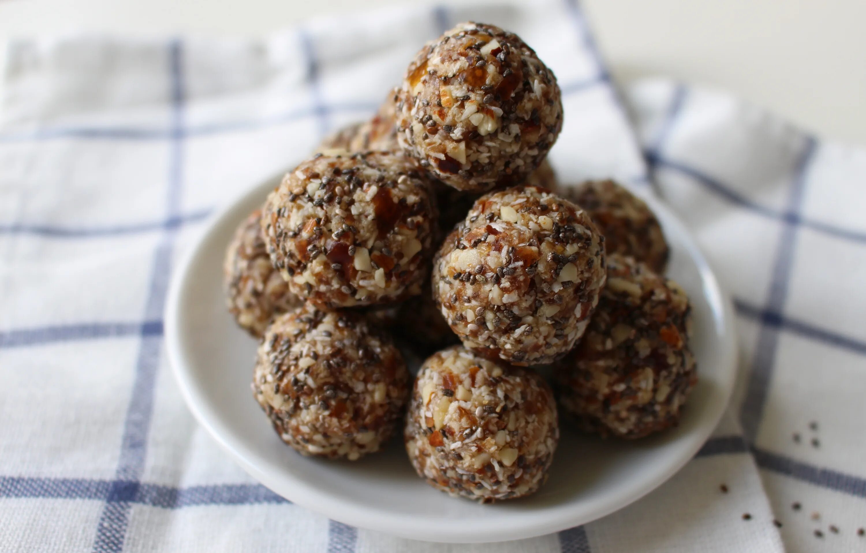 Nuts balls. Полезные конфеты. Домашние конфеты из инжира. Полезные конфетки из сухофруктов и орехов. Конфеты из чернослива и орехов.
