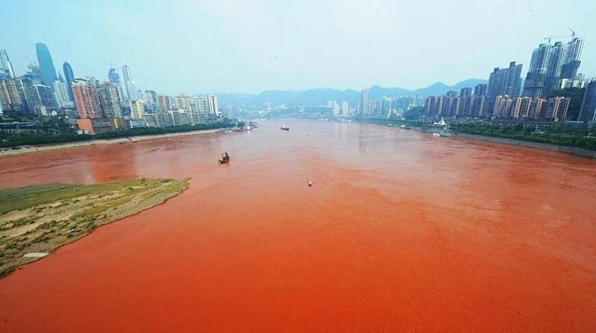 Река янцзы пересохла. Река Янцзы красная. Река Янцзы Китай. Река Янцзы Китай загрязнение. Река Янцзы красная вода.