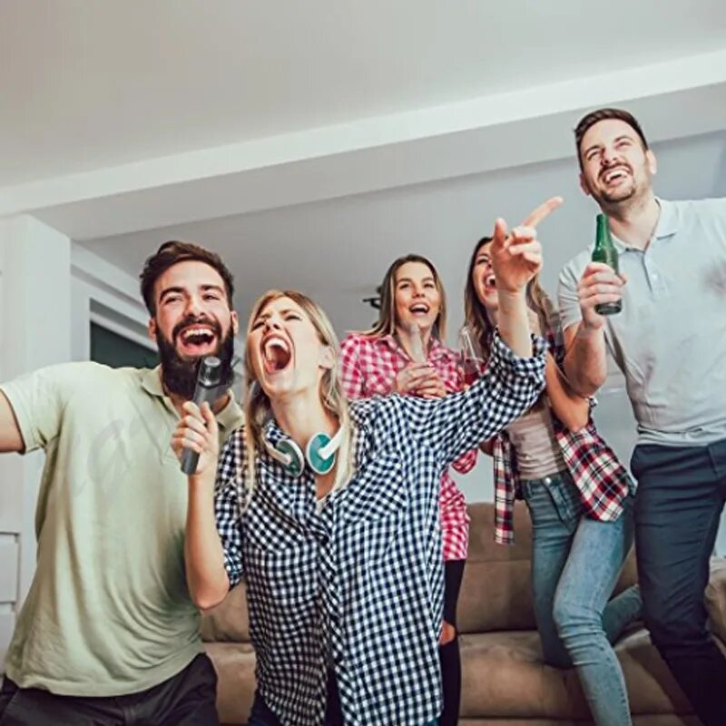 дуэты для караоке девушка и мужчина. караоке дуэт мужчина и женщина. девушка поет. караоке дуэт мужчина и женщина. друзья поют.