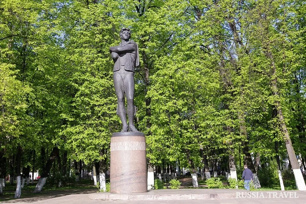 Памятник федору волкову. Памятник Федору Григорьевичу Волкову Ярославль. Памятник ф Волкову в Ярославле. Памятник Федора Волкова Ярославль.