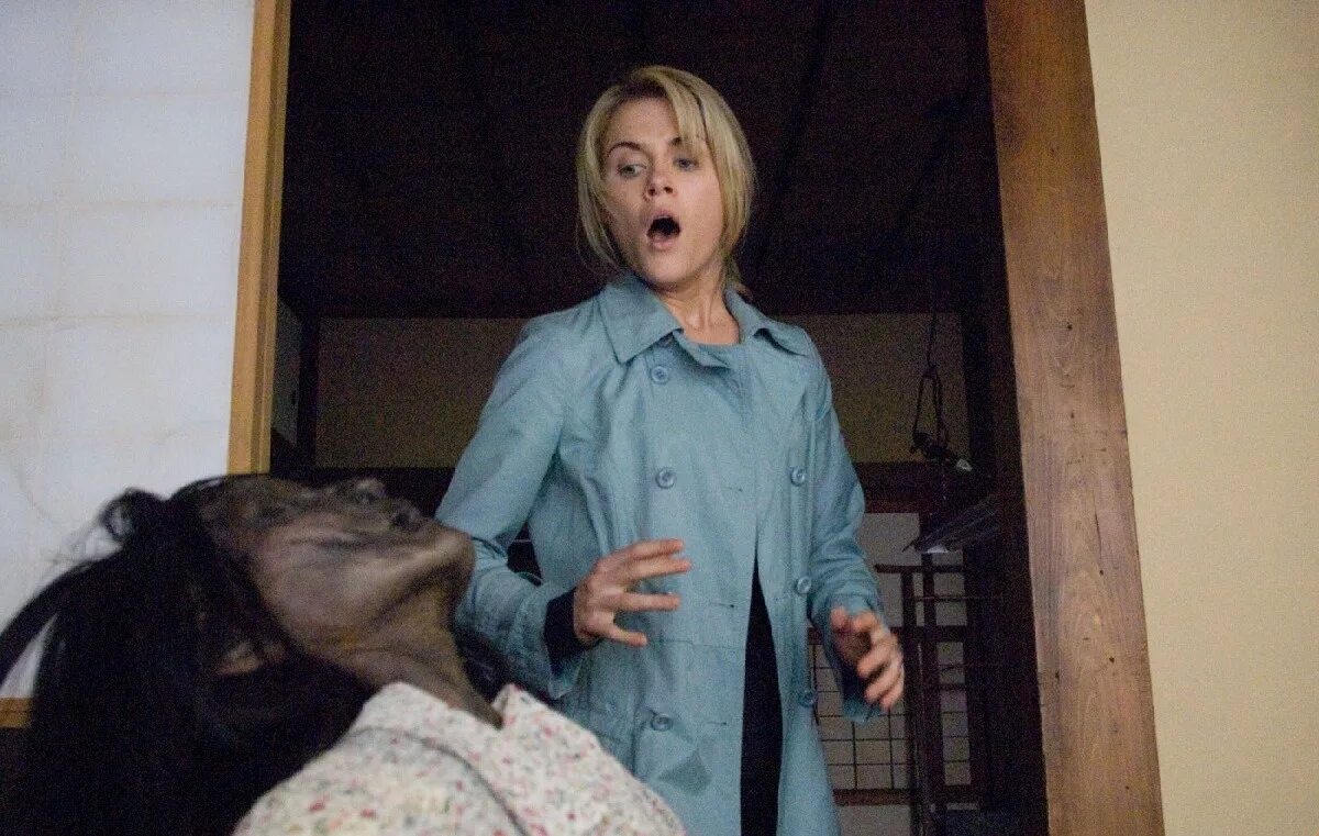 девушка призрак сидит на шее