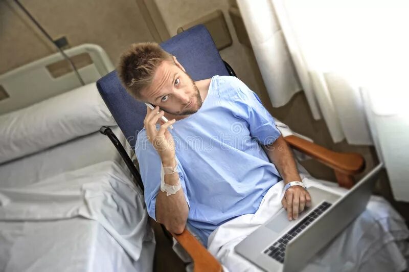 Человек больной работой. Пациент с ноутбуком. Ноутбук в больничной палате. Ноутбук в больнице. Больной телефон.
