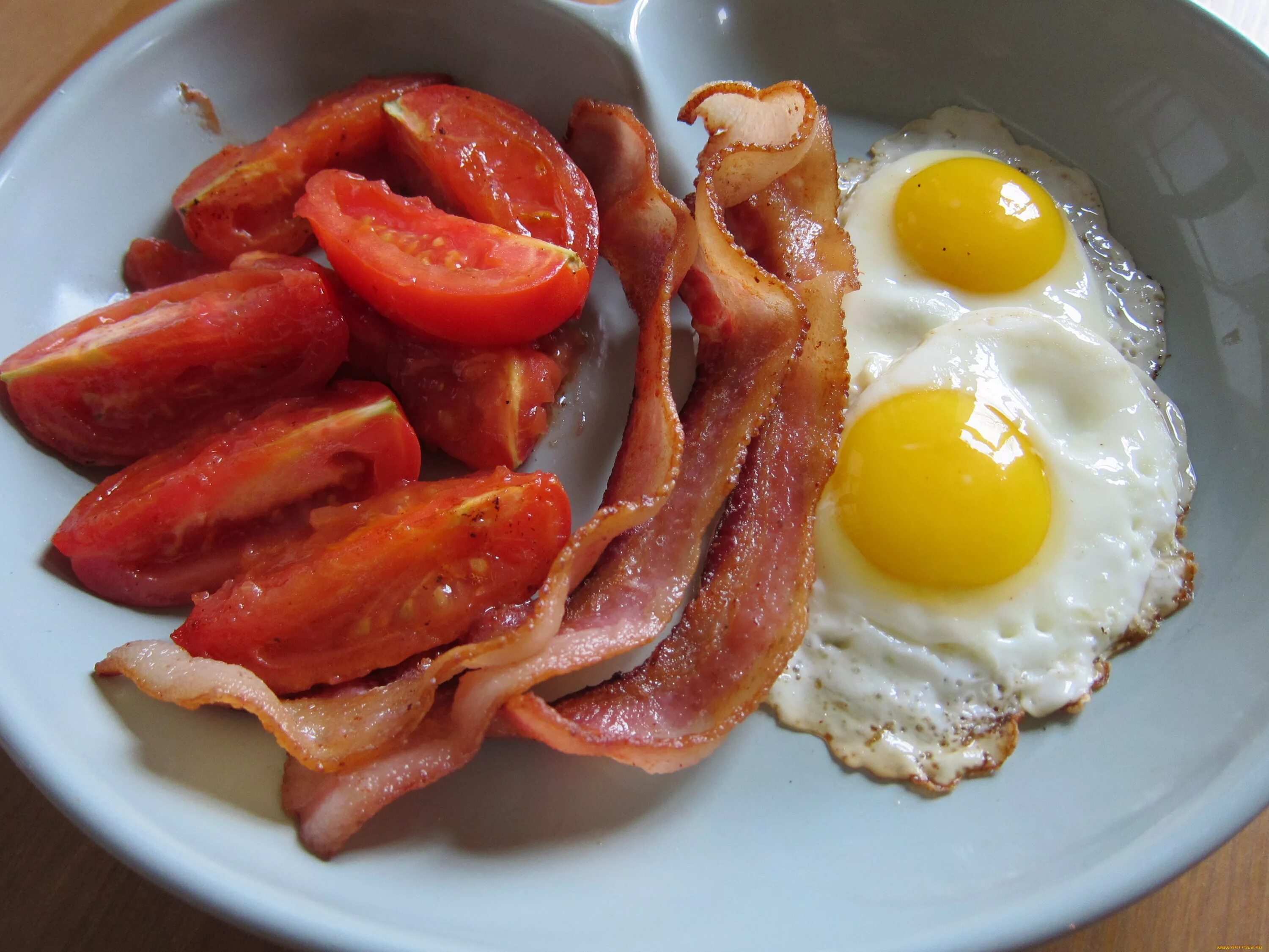 Вкусный завтрак на сковороде рецепт. Яичница глазунья с беконом и помидорами. Яичница глазунья с беконом. Завтрак яичница с беконом. Вкусный завтрак яичница с беконом.