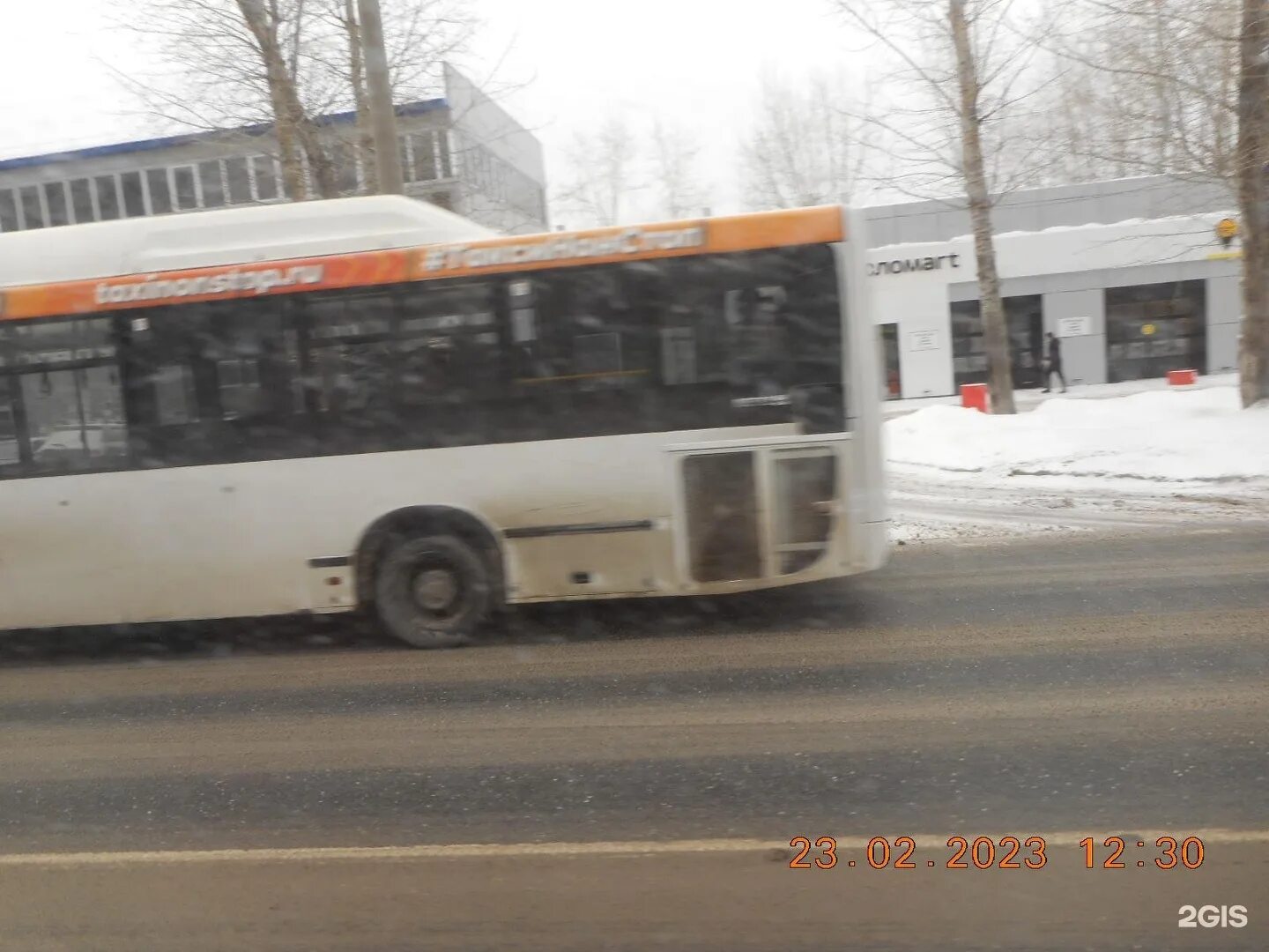 Тюмень маршрут 2 остановки. Остановка автобуса. маршрутный автобус. автобусы тюмень. маршрутка или автобус.