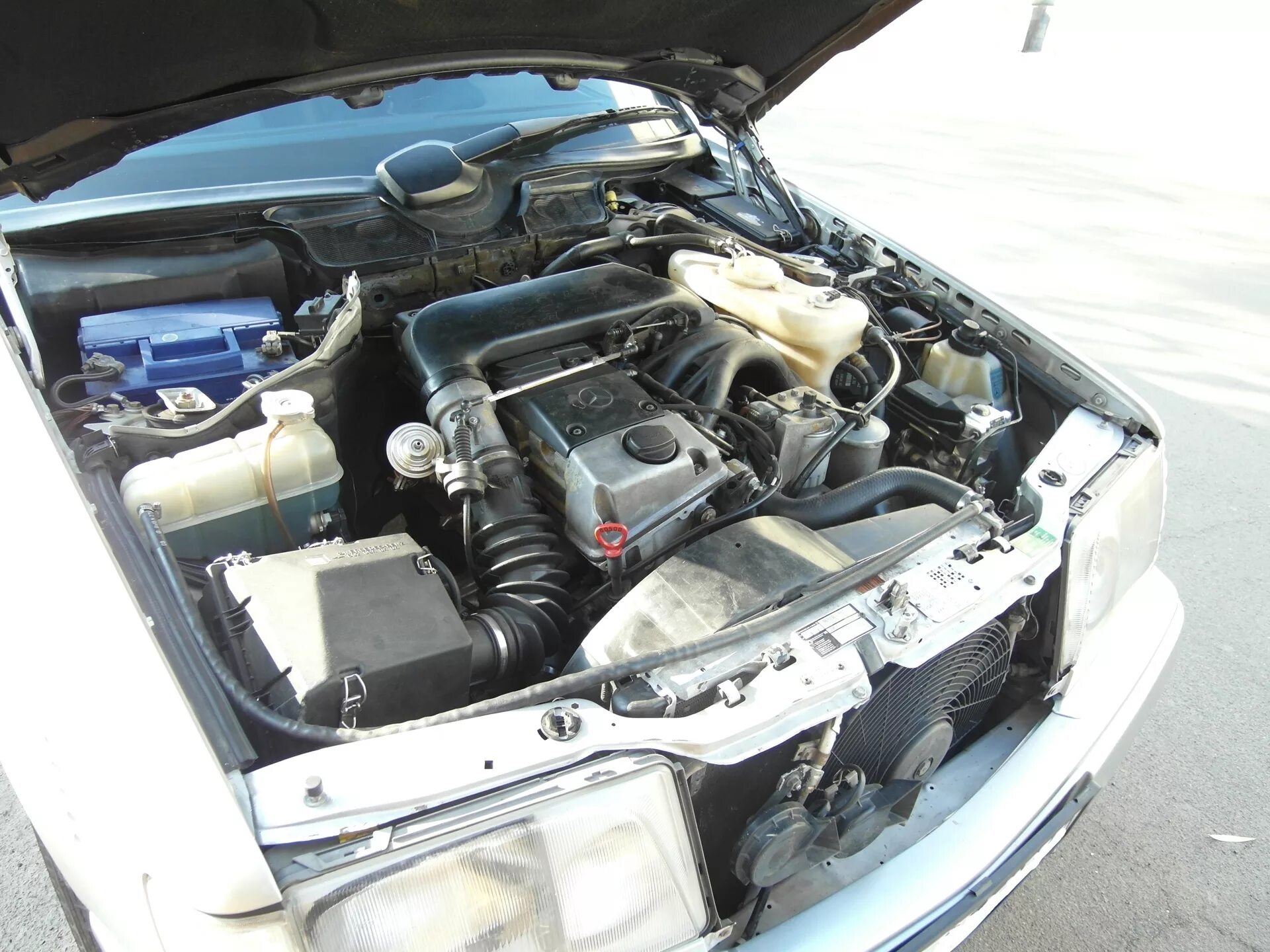 Дизеля w124. Подкапотка 124 мерседес. подкапотное пространство мерседес 124. мерседес w124 2.3 подкапотка. mercedes w124 подкапотка.