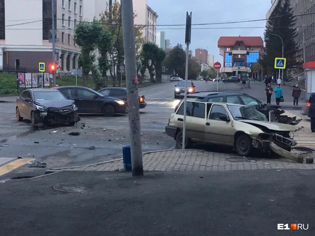 Е1 происшествия сегодня. Авария Малышева Мамина Сибиряка. ДТП Малышева Мамина Сибиряка. ДТП на Малышева сегодня в Екатеринбурге. Авария на Малышева Екатеринбург.