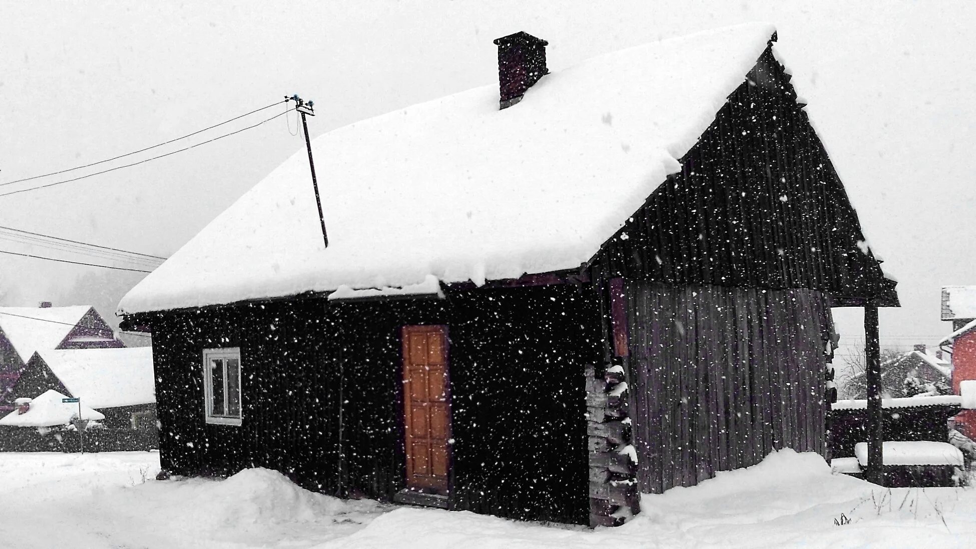 Снег живет предложение. Черный дом зимой. Домик в горах снег. Бейсужек зима дома. Продается дом зимой.
