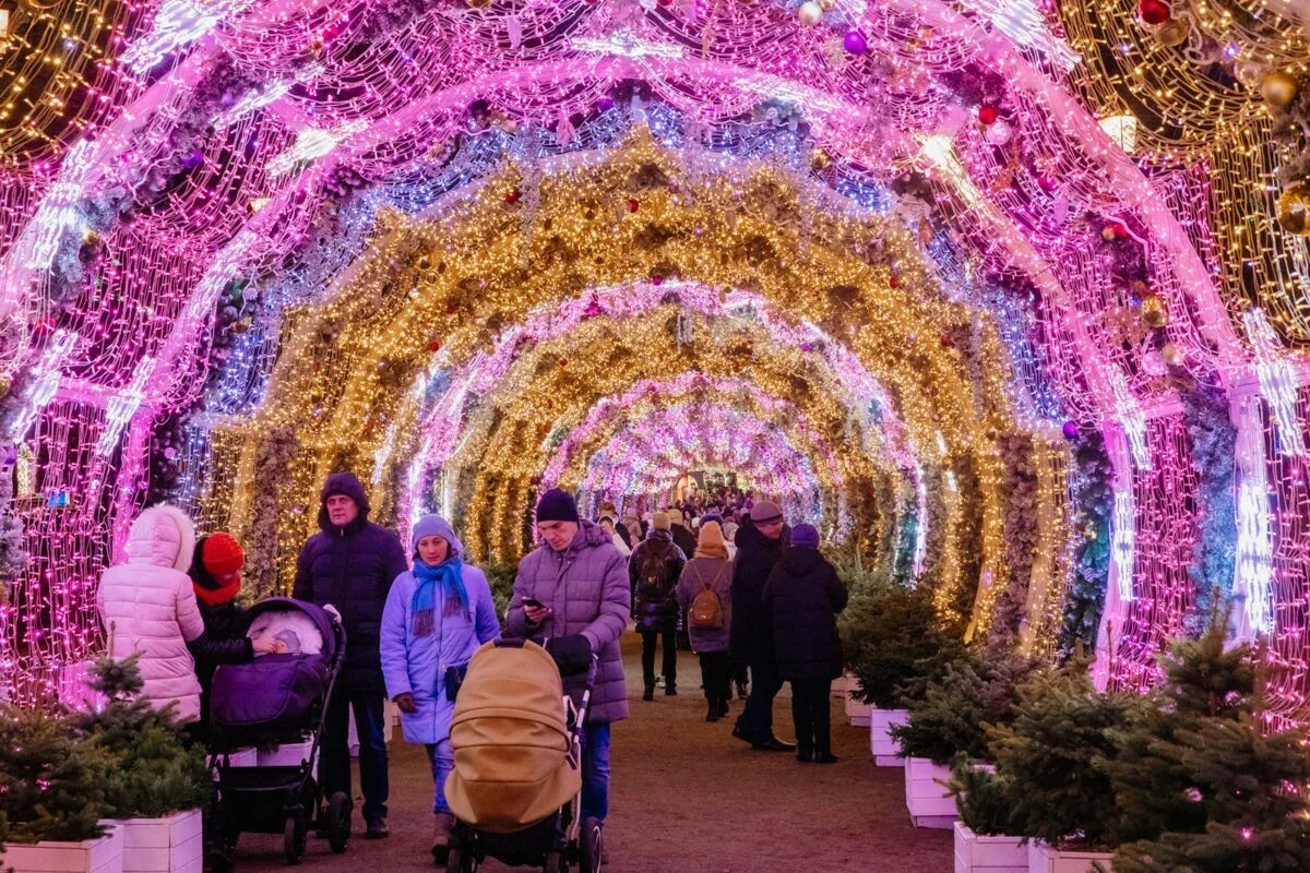 Куда сходить погулять на новый год. Тверская улица москва 2025. тверская площадь москва 2025. центр москвы новый год. новогодняя иллюминация в москве 2025 тверская.