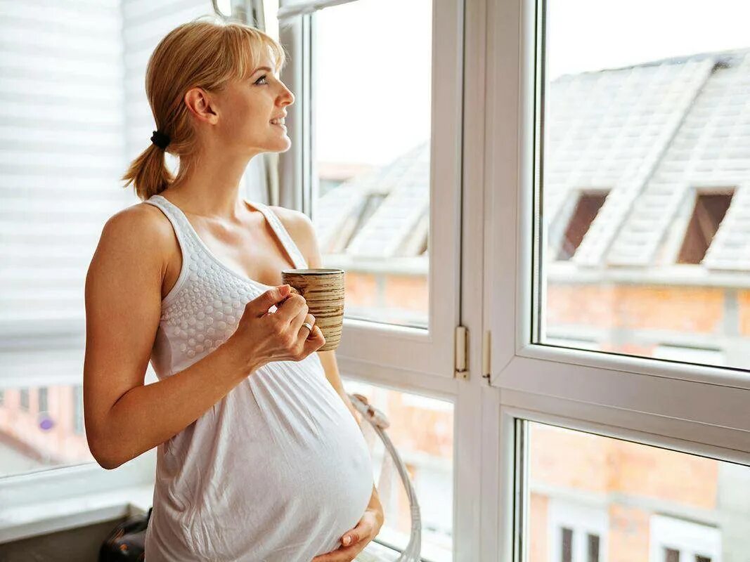 Пила кофе в беременность. Фотосессия беременных у окна.