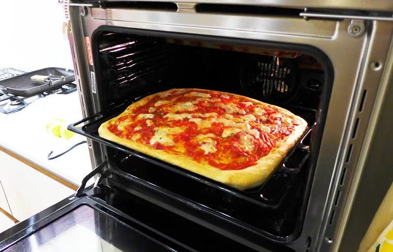 Сколько выпекается пицца. 428зви электро духовка. Пицца в духовке. Противень для пиццы. Пицца домашняя в духовке.