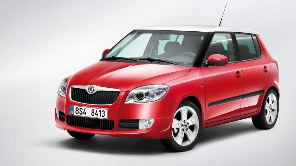 Шкода фабия 2 хэтчбек зелёный. Зеленая skoda fabia 2. Skoda fabia rs 2010. Skoda fabia зеленая. Фабия 2 оригинальная.