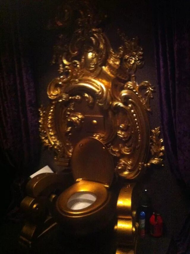 Унитаз трон. Золотой унитаз трон Дорфман. Унитаз-трон Dagobert. Королевский трон золотой. Золотой унитаз в виде трона.