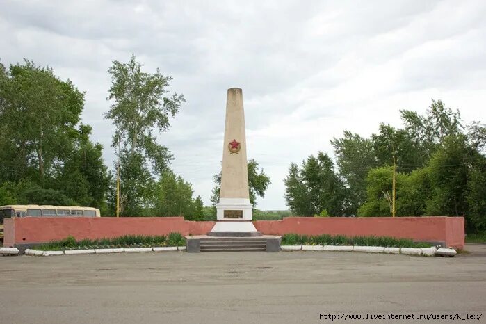 Аллея славы алапаевск. Памятник победы алапаевск. Алапаевск центр города. Площадь революции алапаевск. Стелла алапаевск.