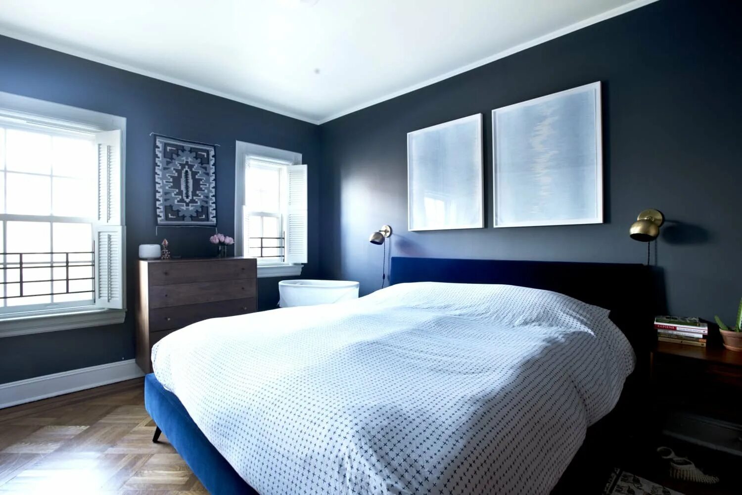 Синяя спальня. Темно синяя спальня. Синие стены в спальне. Синяя спальня дизайн. Снится без окна