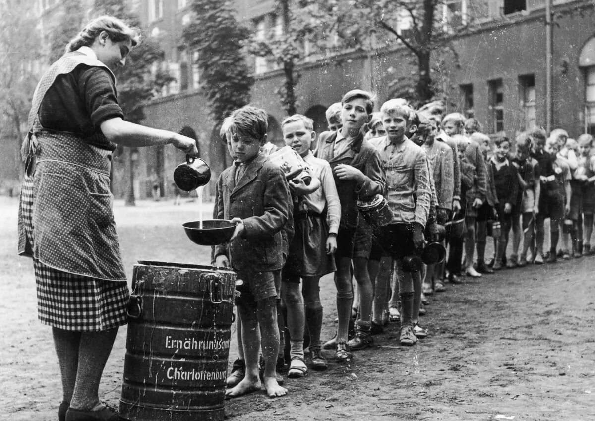 Школа послевоенное время. Германия 1945 немцы дети. Очередь немцев Берлин 1945. Оккупированная Германия 1945. Послевоенная Германия 1945.