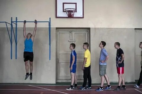 На уроке физкультуры мальчики